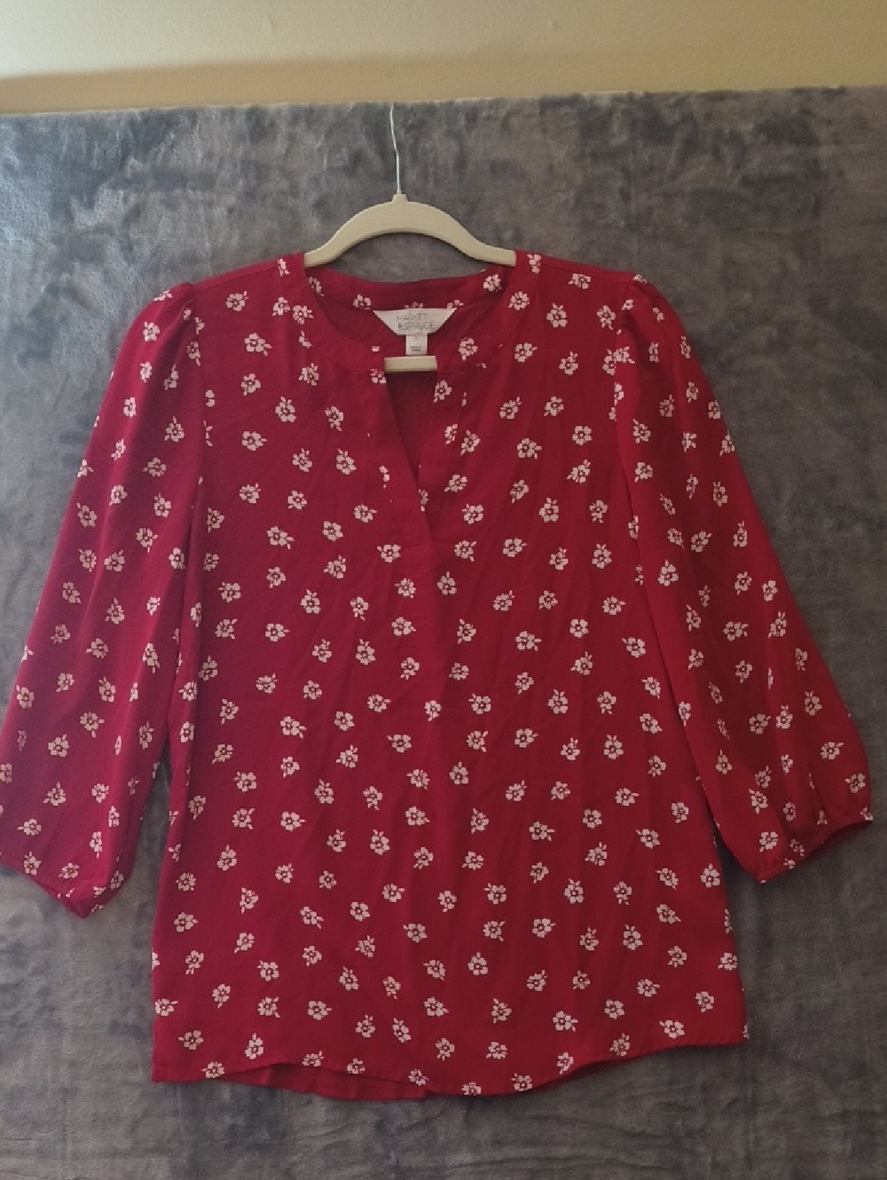 Market & Spruce Red Floral Split-Neck Blouse Size Small With Gathered Sleeves